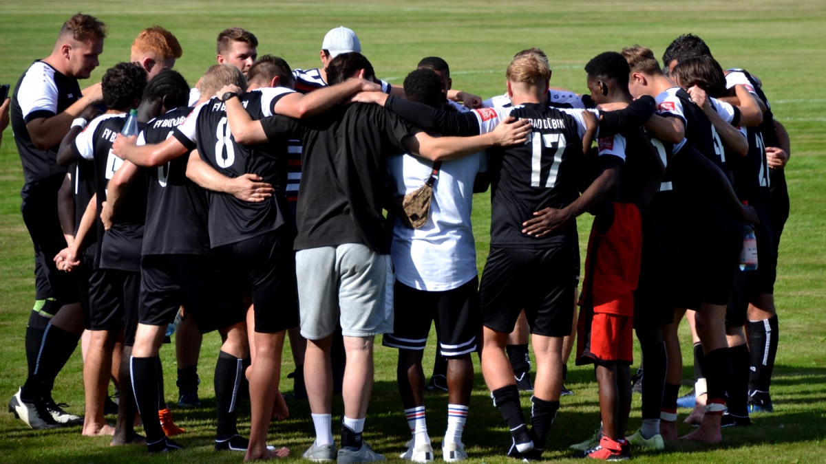 Mannschaft des FV Bad Düben im gemeinsamen Kreis auf dem Spielfeld